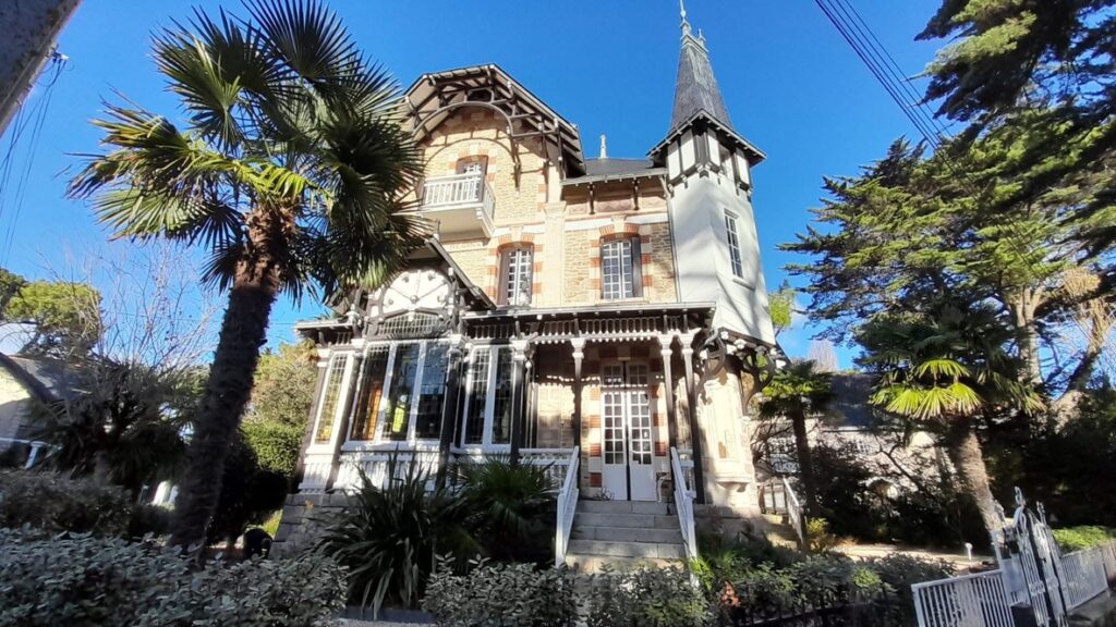 Promenade dans le quartier des belles villas d'époque à La Baule derrière le front de mer à quelques kilomètres de la Maison du Traict Le Croisic