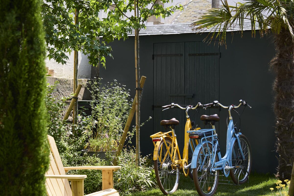 les vélos dans le jardin à la maison d'hôtes au Croisic pour des balades sur la côte sauvage en presqu'île de Guérande