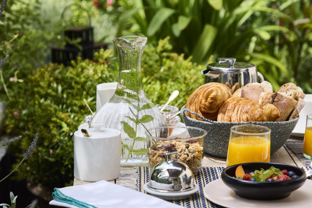 Petit déjeuner dans le jardin - chambres d'hôtes au Croisic