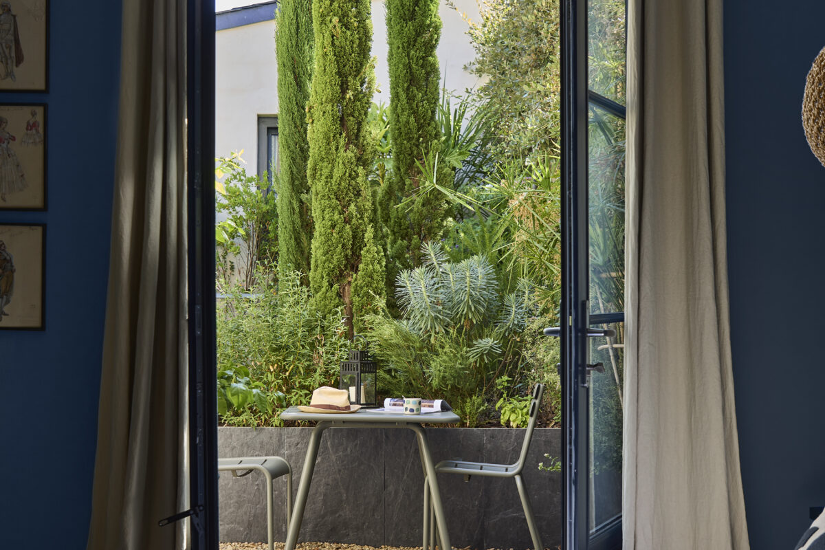 vue sur la terrasse et le jardin de la maison du traict au croisic depuis la chambre saint goustan 