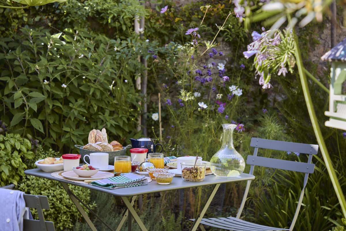 le petit déjeuner dans le jardin à la maison du traict au croisic en bretagne