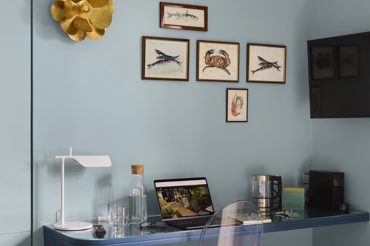 la chambre Port Lin de la maison d'hôtes au Croisic La Baule et son bureau pour le télétravail et le lit queen size