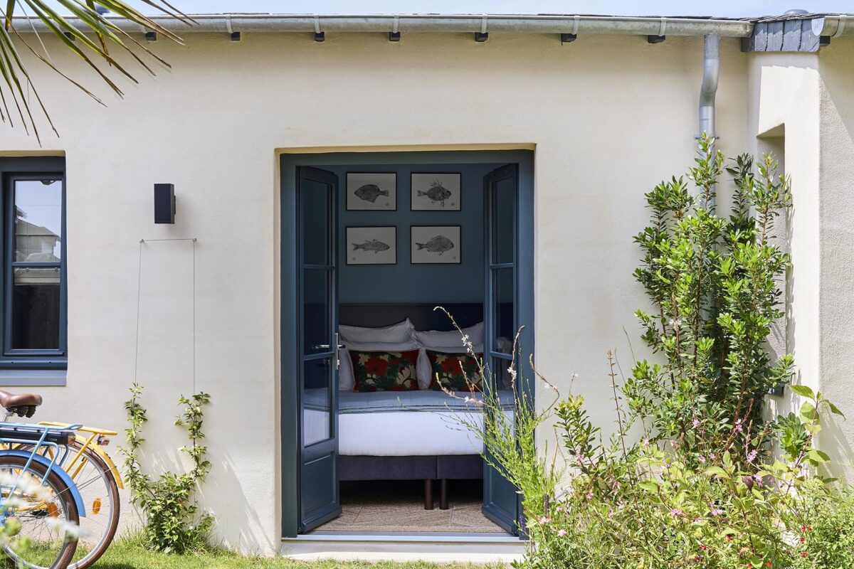 la vue sur le jardin de la chambre port lin de la maison d'hôtes au Croisic La Baule - lit double queen size