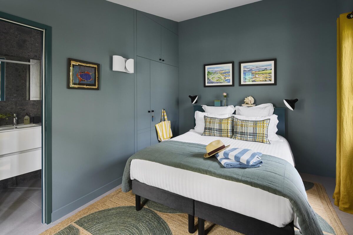 le lit queen size de la chambre les sables menus de la maison d'hôtes au croisic la baule