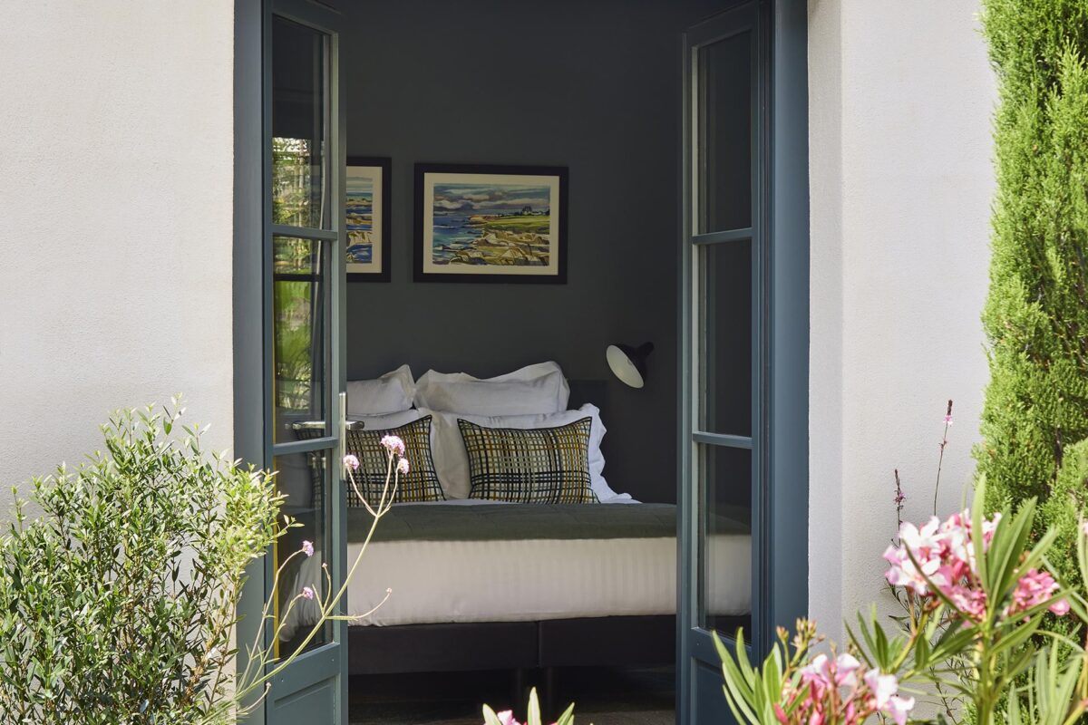 la chambre les sables menus avec vue sur le jardin de la maison d'hôtes au Croisic La Baule