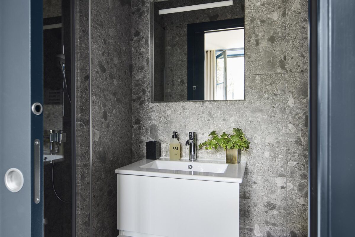 la salle de bain indépendante avec sa douche à l'italienne de la chambre saint goustan auc chambres d'hôtes au croisic la baule 