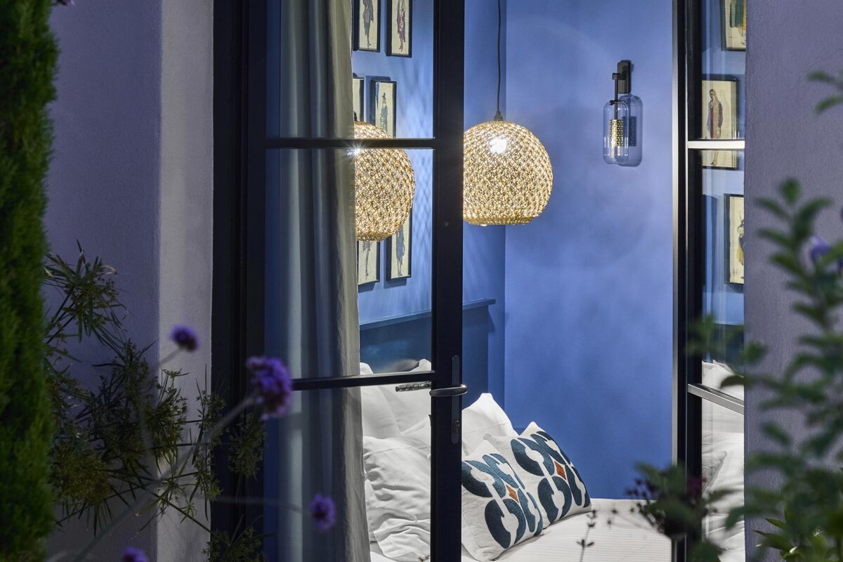 vue de nuit de la chambre saint goustan sur le jardin de la maison d'hôtes au croisic la baule guerande 